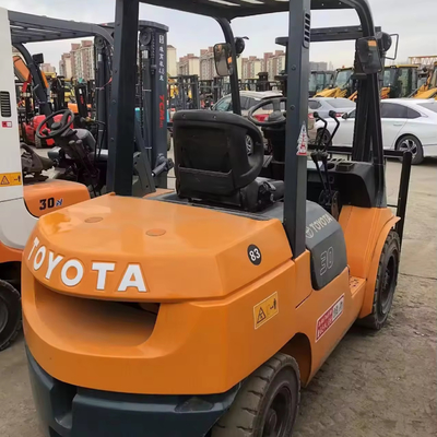 Japan Toyota FD30 3 ton vorklift in goede staat met 2.6*1.2*2.8 afmetingen