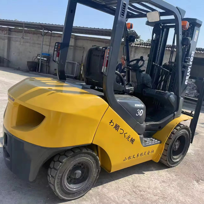 Gebruikte Komatsu 3 ton FD30 diesel vorkheftruck voor machinewerkstations in Shanghai Japan