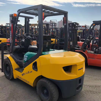 Gebruikte Komatsu FD30 3T Diesel Mini Vorklift met totale afmetingen 2.6*1.2*2.8 in Japan