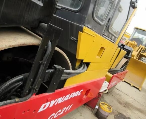Tweedehands trillingscompactor Dynapac CC211 Gebruikte wegroller uit Zweden
